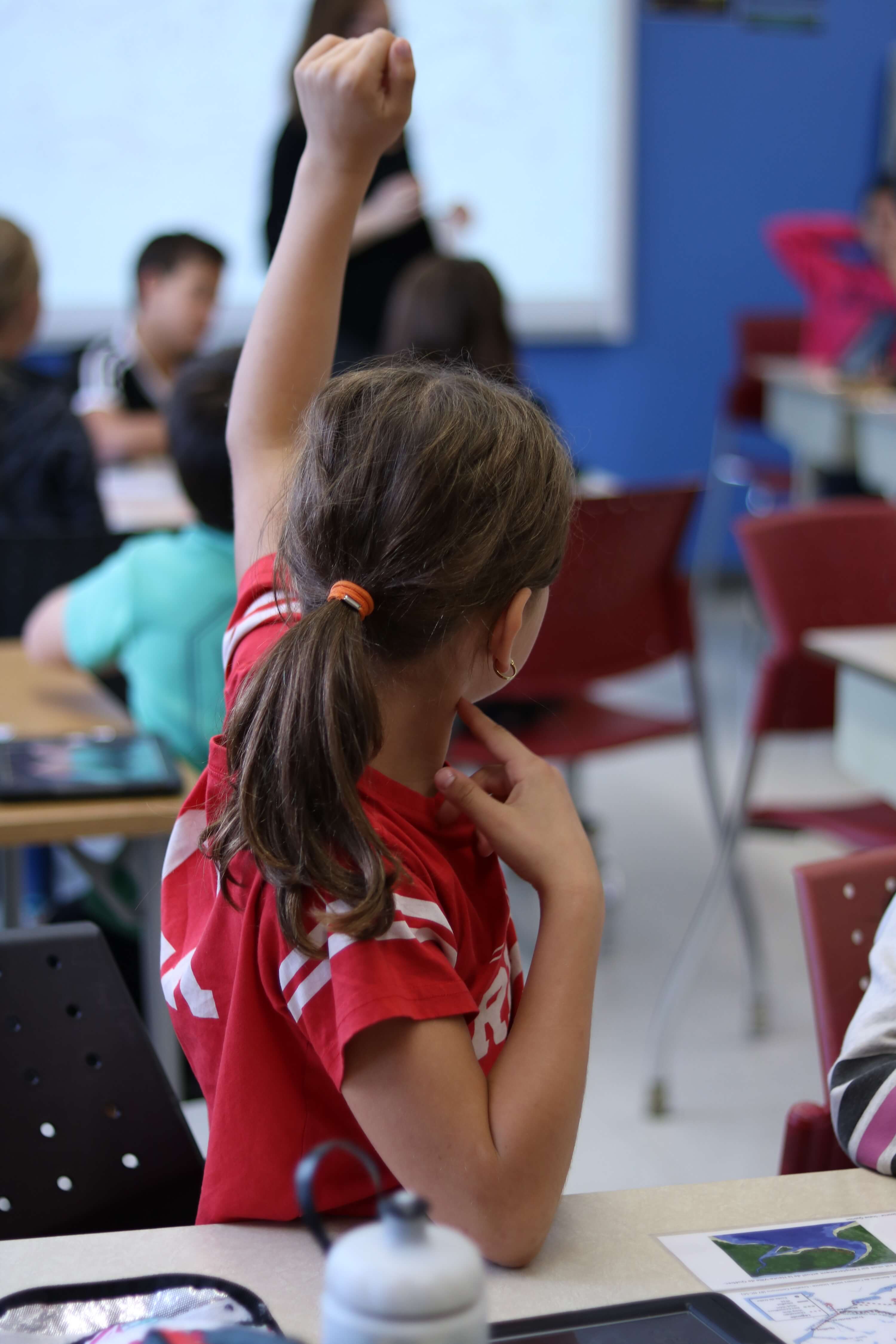 fille levant la main